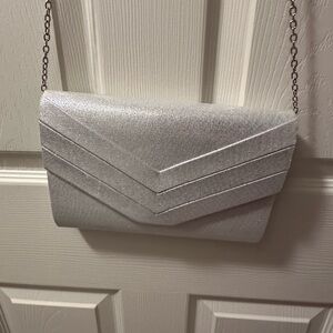 Women’s silver, smooth, clutch or side purse!!